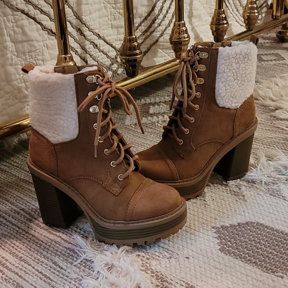 NWOT Ladies boots size 7